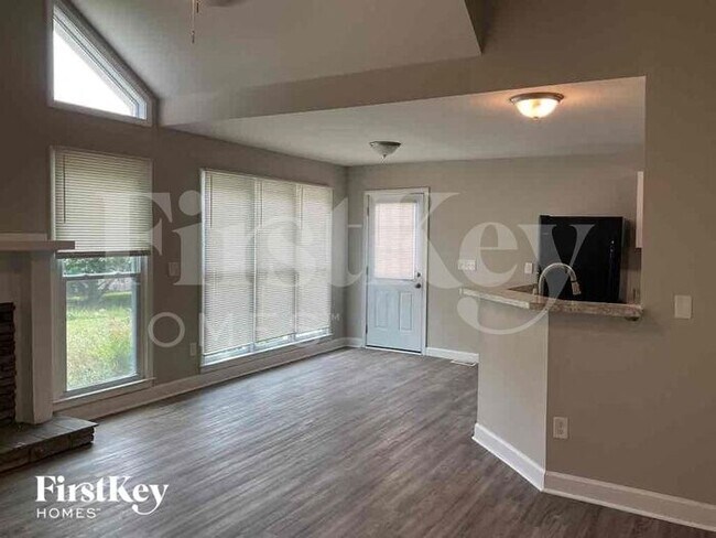Building Photo - 3147 Rose Glen SE
