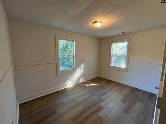 Foto del edificio - 2327 Laurie St