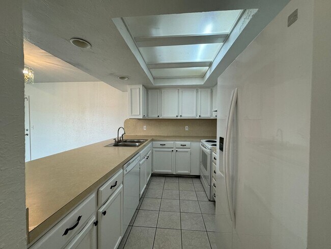 Building Photo - 1825 Sq Ft- 3 Bed/2Bath Duplex- All Appliances Included