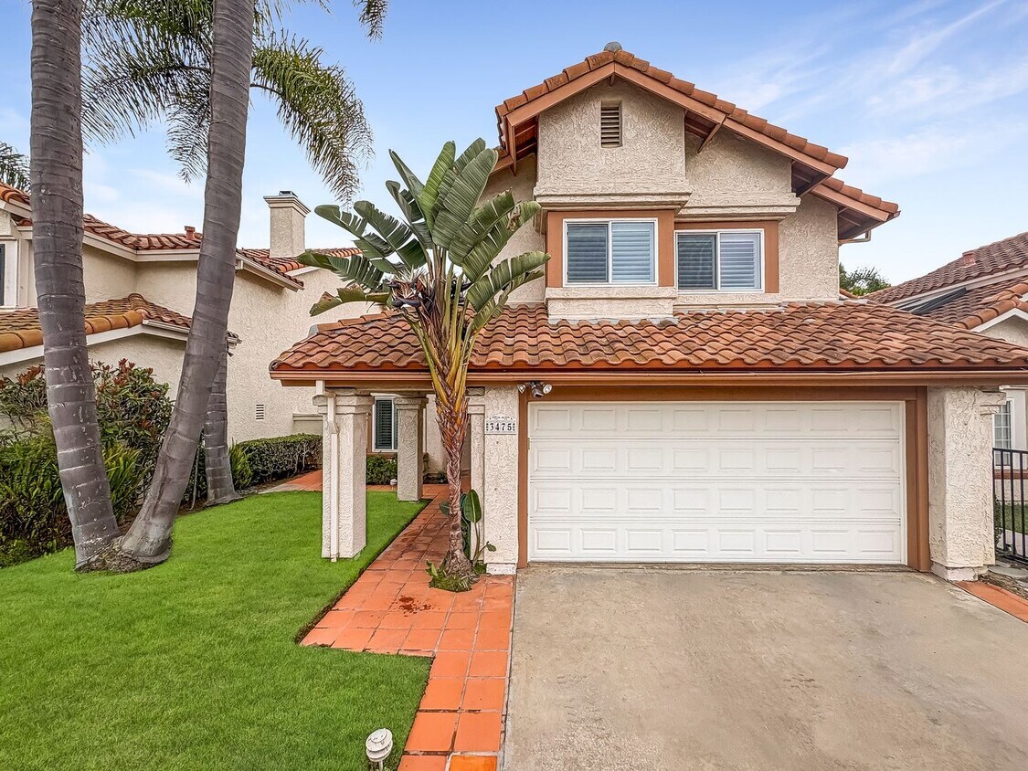 Primary Photo - Beautiful 4B/3BA House w/ 2 Car Attached G...
