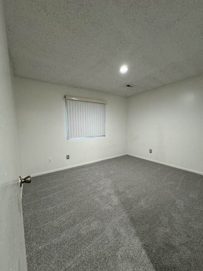 Building Photo - 1 bedroom, 1 bathroom lower level unit wit...