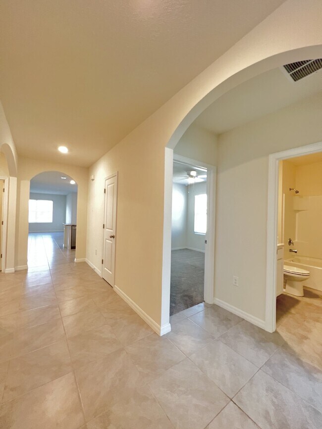 Foto del edificio - **4 bd/2bath Home available in the exclusive gated community of Lake Diamond!!!