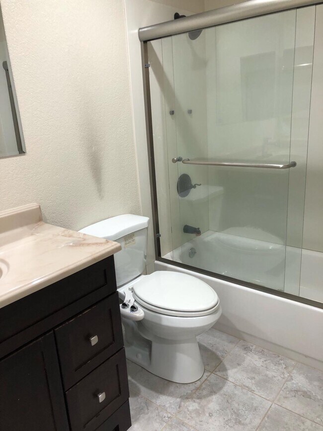 HallWayBath - 431 Northlake Dr