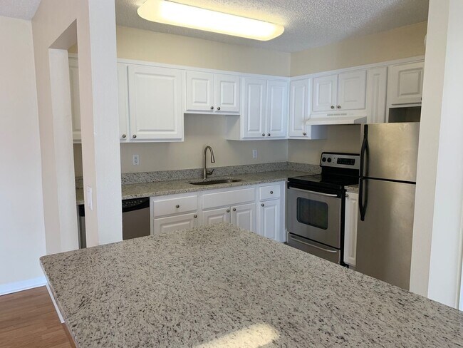 Foto del edificio - 2nd story, 2/1, updated unit on the Winter...