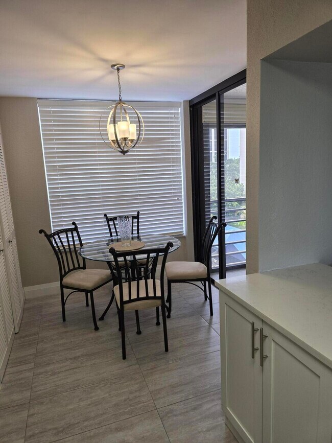Foto del edificio - 7580 Regency Lake Dr