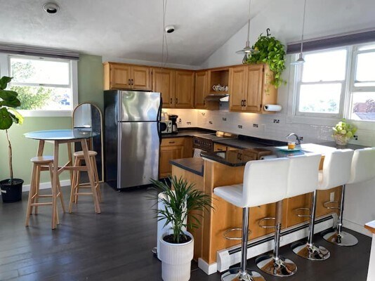 Full kitchen, high top table - 17 Millett St