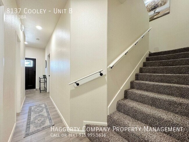 Foto del edificio - 3 Bed/2.5 Bath Townhome with Refrig A/C!