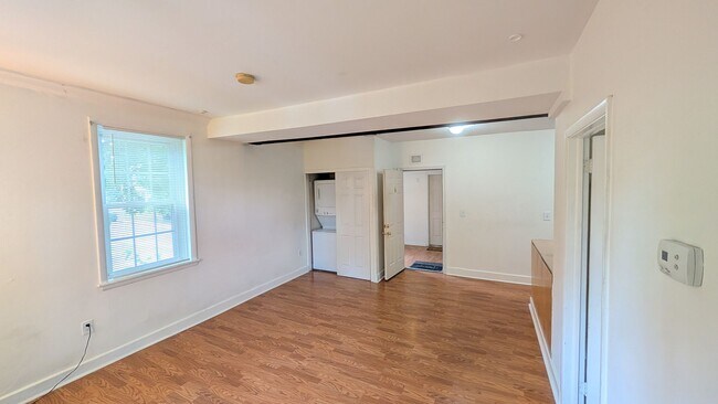 Foto del edificio - Creekside 1BR with Central Air and W/D