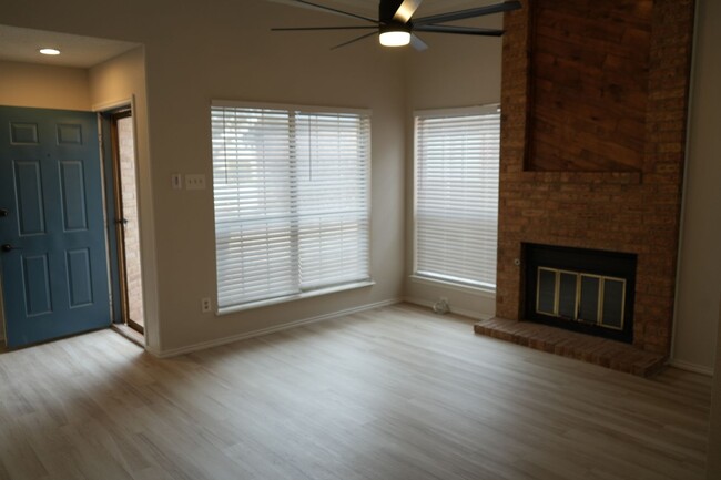 Building Photo - Modern, Updated 3 Bedroom 2 Bath in Southw...