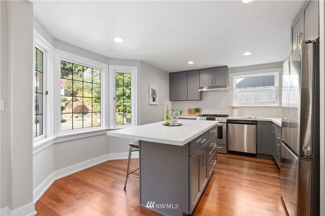 Foto del edificio - Spacious Montlake Rental with Stunning Views & Prime Location