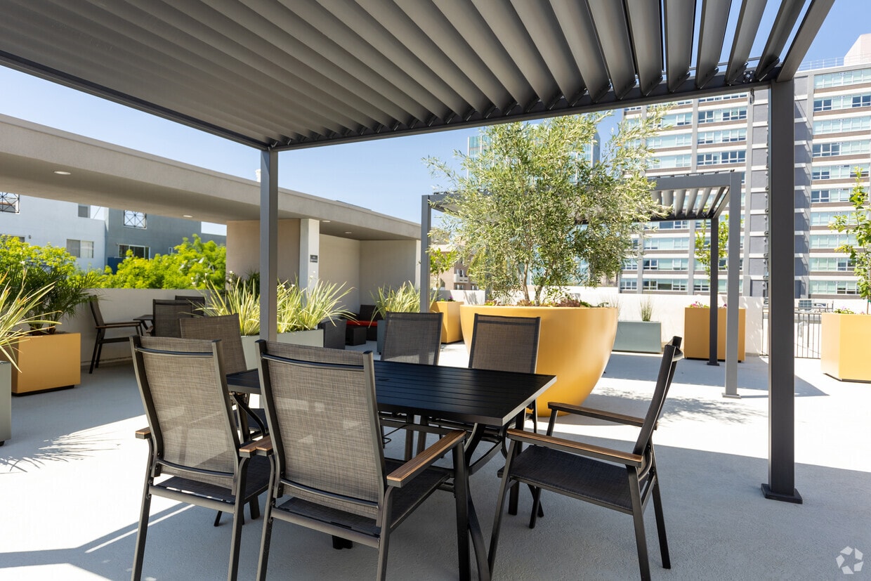 Primary Photo - Kingsley Diplomat Apartments