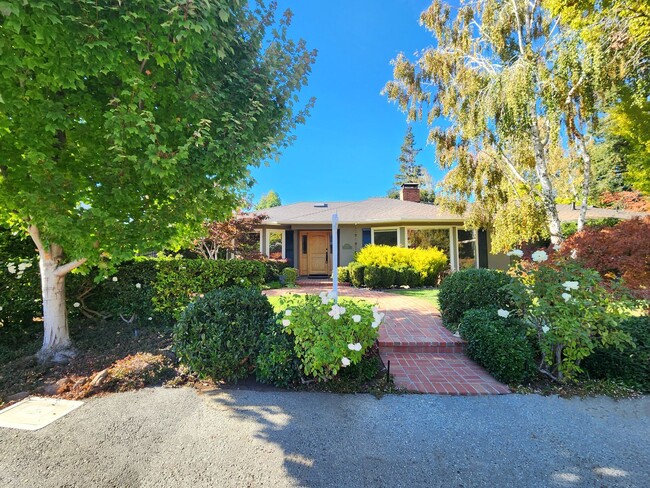 Building Photo - Charming Single Family Home in West Menlo ...