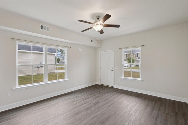 Foto del edificio - AVAILABLE NOW (Small Pets Only)