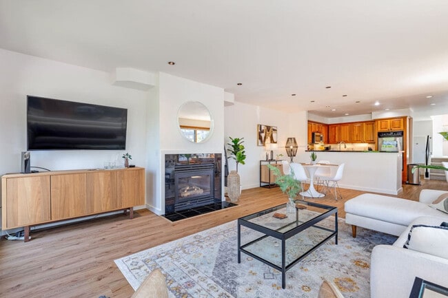 Building Photo - 2028 Fairview Ave E