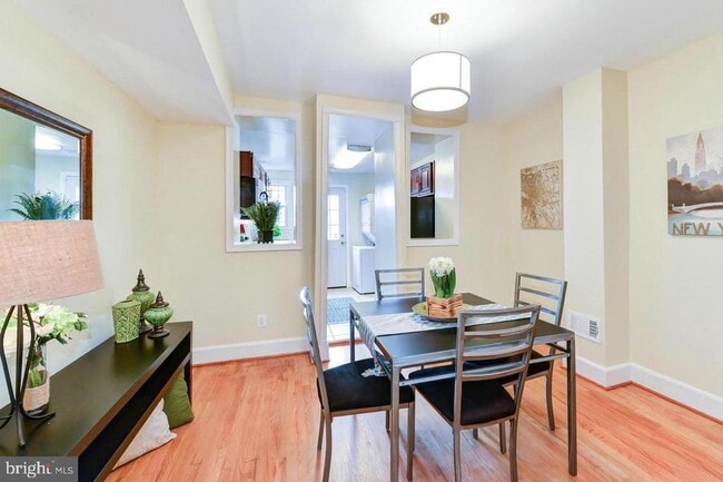 Foto del edificio - 1648 L St NE