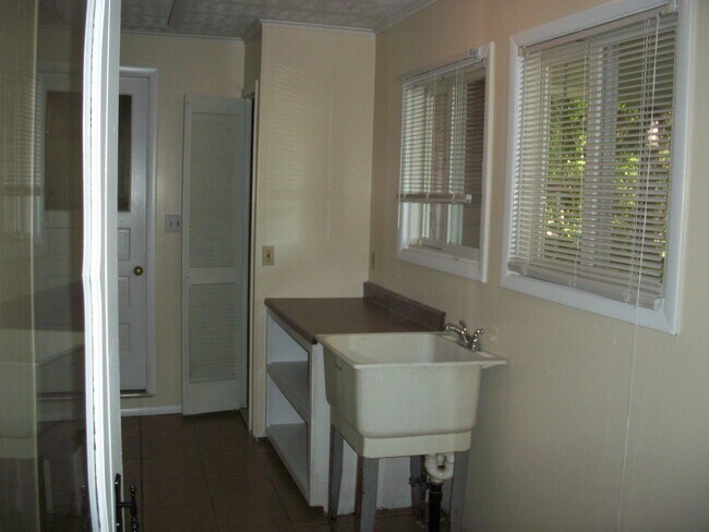Building Photo - 1206 Mac Dr
