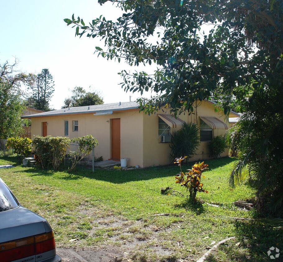 Foto del edificio - 214-218 NW 8th Ave