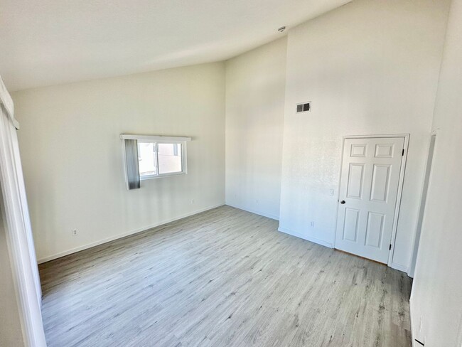 Building Photo - 3 bed 2.5 bath Townhouse in South Redondo ...