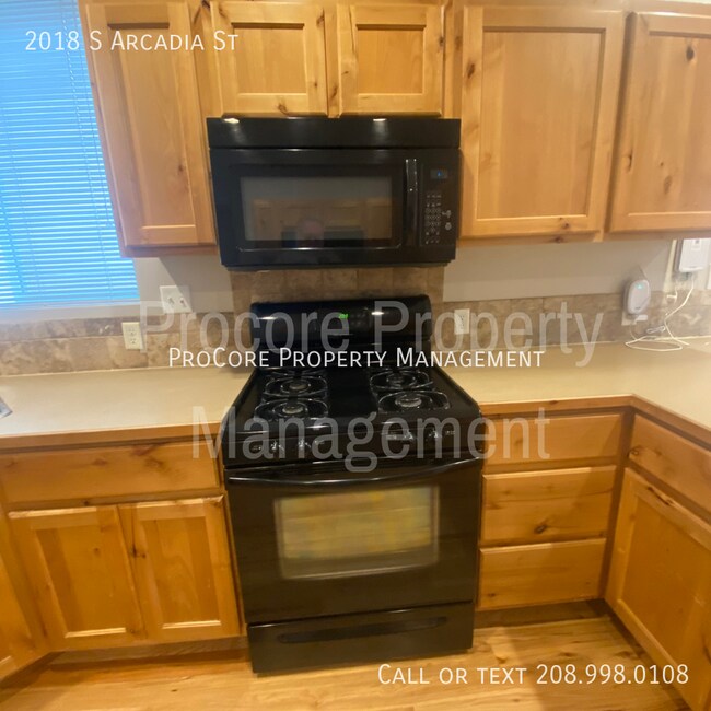 Building Photo - 3 BR, 2.5 BA, 2-Car Garage, Patio, and Sun...