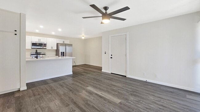 Building Photo - Pleasant 2b/2ba Condo in Wonderful South S...