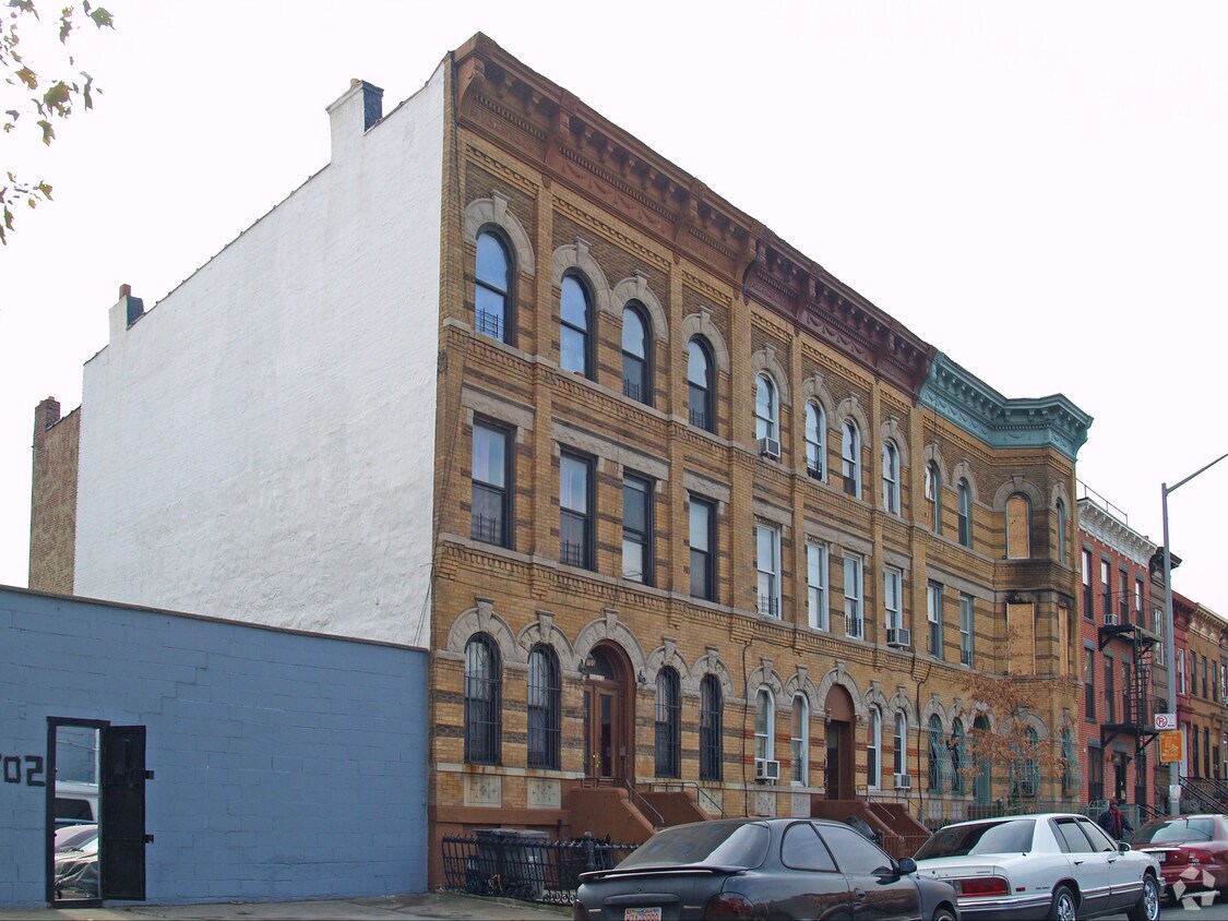 Primary Photo - 698 Hancock St
