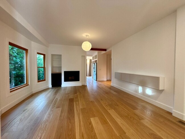 Building Photo - 4 Bedroom Home In Phinney Ridge, One Block From Woodland Park Zoo!