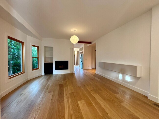 Foto del edificio - 4 Bedroom Home In Phinney Ridge, One Block From Woodland Park Zoo!