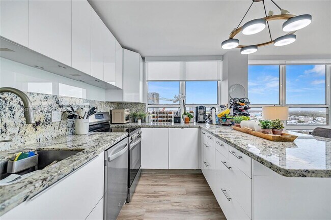 Foto del edificio - 600 NE 36th St