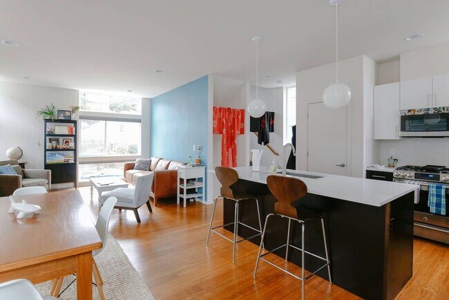Building Photo - Beautiful High end Central District Home f...