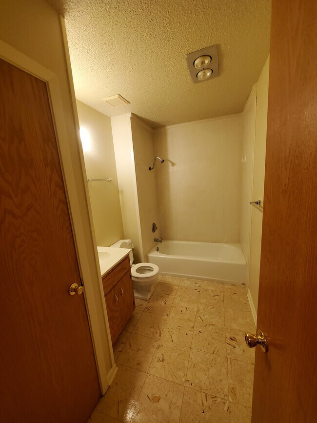 Building Photo - 3610 Hawthorne Dr