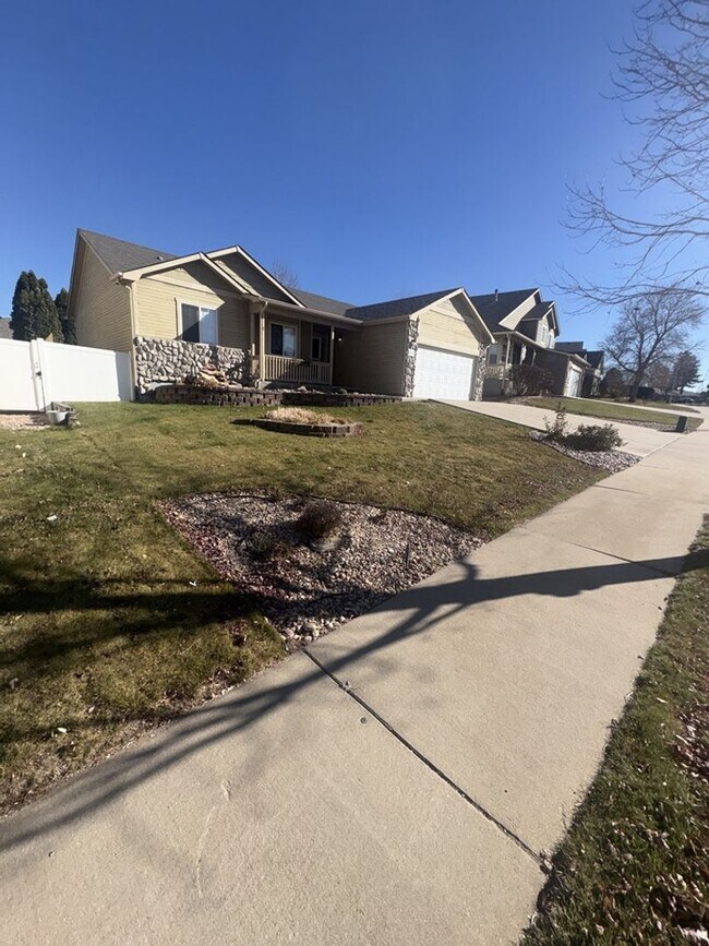 Building Photo - Spacious 5 Bedroom, 3 Bath Ranch Home with 2-Car Garage