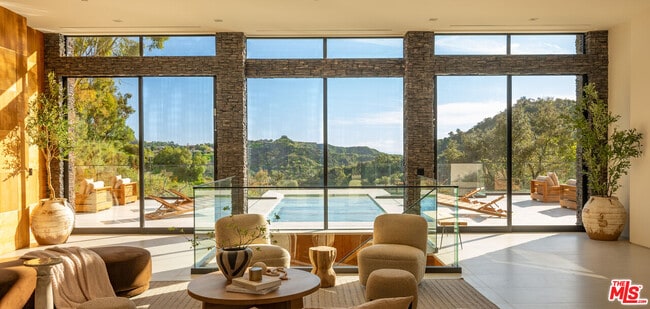 Foto del edificio - 12752 Mulholland Dr
