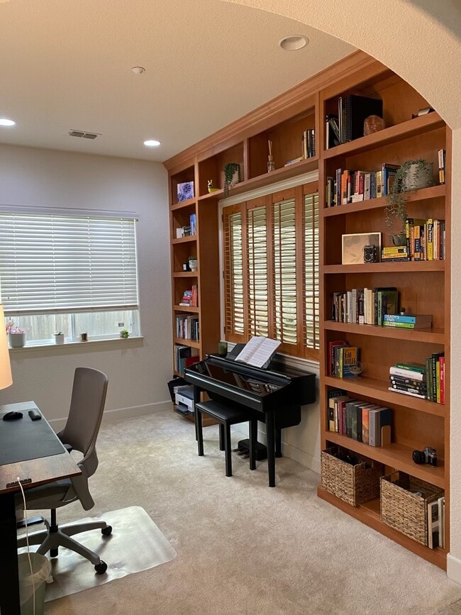 Building Photo - 935 Hogwarts Cir