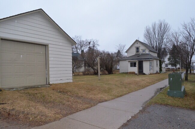 Building Photo - 3 Bedrooms, 2 Bathrooms Single Family Home...