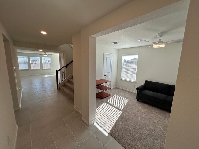 Foto del edificio - Available NOW! FIRST TIME RENTAL 2-STORY -...
