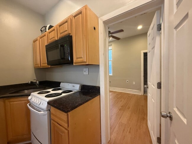 Photo - 1828 W Diamond St Apartment