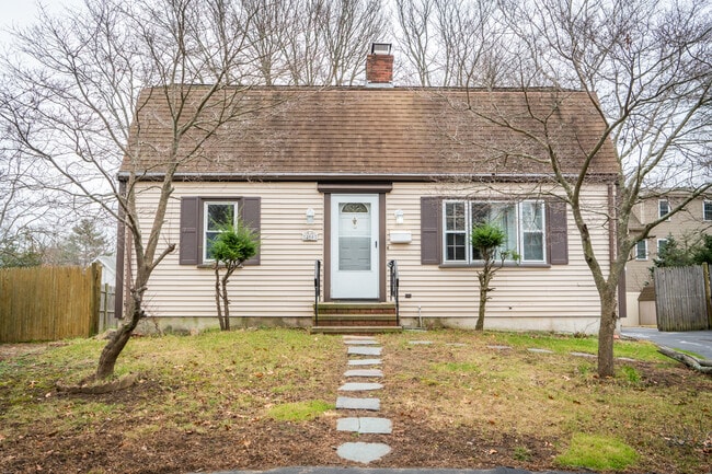 Beautiful Colonial - 200 Common St