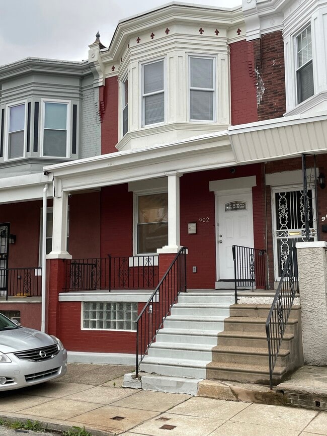 Building Photo - 902 S Yewdall St