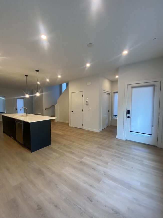 Building Photo - KL28-KL27 27 St SW