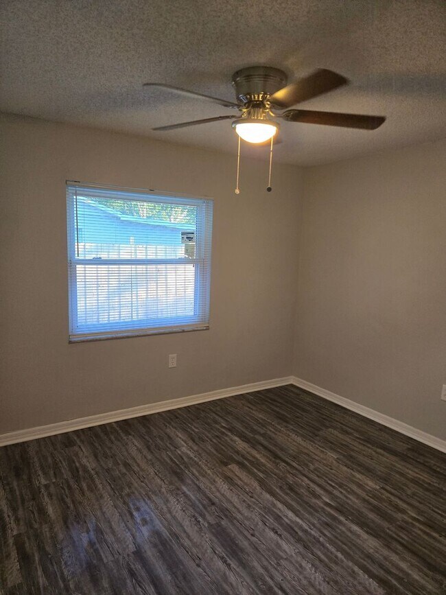 Foto del edificio - READY TO MOVE IN 2 BD/1 BA DUPLEX