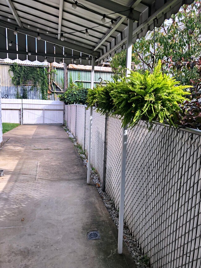 El estacionamiento privado es una revolución en la ciudad. El porche lateral cubierto tiene espacio para un sofá de dos plazas, creando un acogedor patio techado. - 4908 Hatfield Street