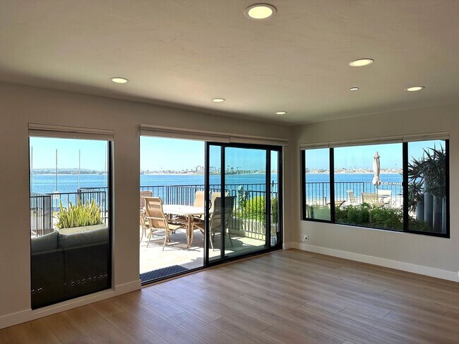 Foto del edificio - Stunning Bay Front Condominium on Sail Bay, San Diego, CA