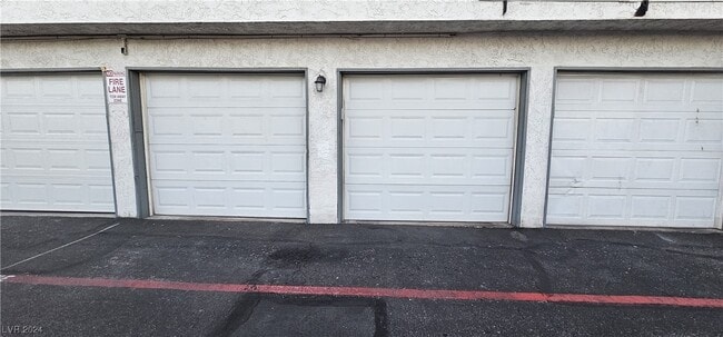 Building Photo - 900 Willow Tree Dr
