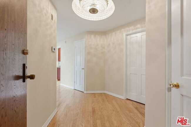 Foto del edificio - 1315 S Roxbury Dr