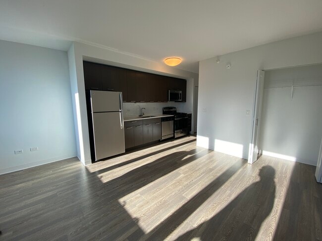 Building Photo - 630 N La Salle Dr