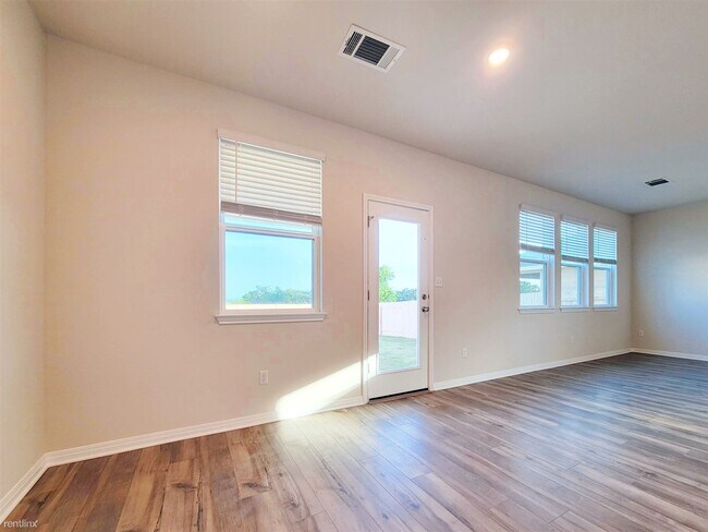 Building Photo - 4 br, 2.5 bath House - 120 Longmount Cv