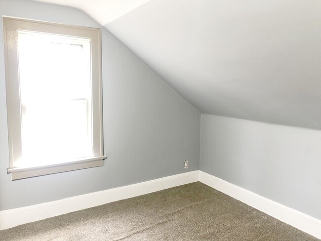 Building Photo - 2 BED 1 BATH SINGLE FAMILY HOME IN EUCLID!