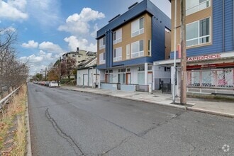 Building Photo - 3216 15th Ave W