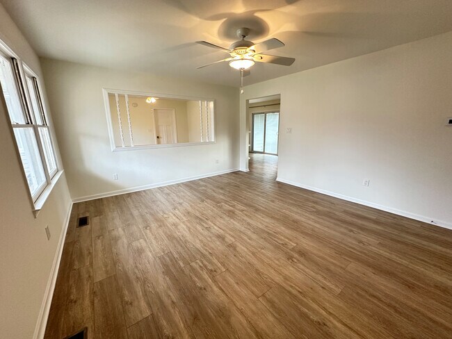 Building Photo - 310 Azalia Dr