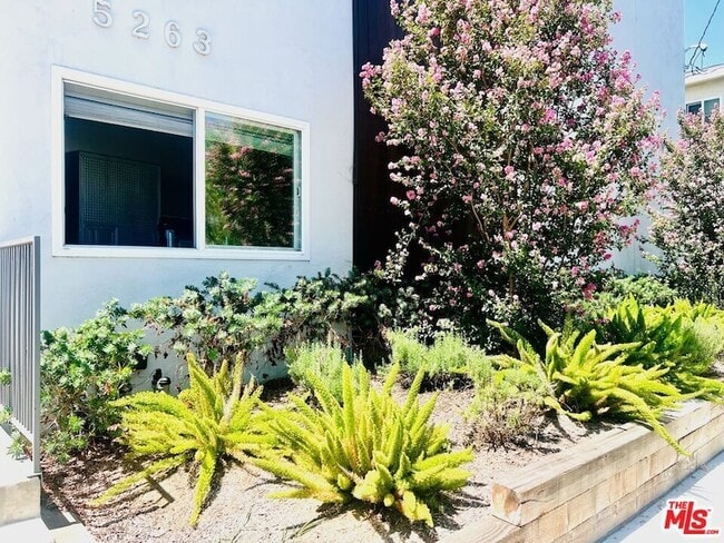 Foto del edificio - 5263 Riverton Ave